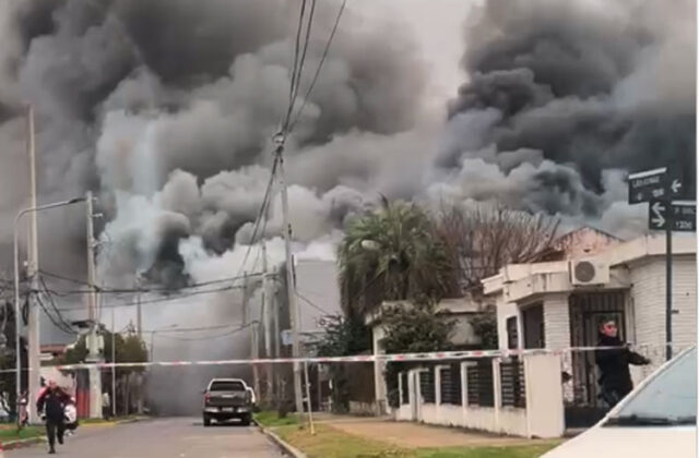 Incendio en una fábrica de colchones en El Talar