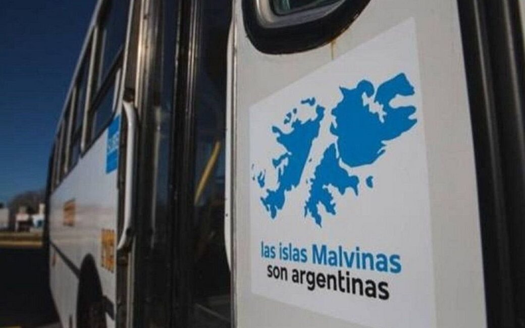 Controversia por el retiro de las insignias de Malvinas en el transporte