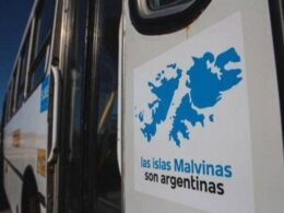 Controversia por el retiro de las insignias de Malvinas en el transporte: denuncias en la linea 60