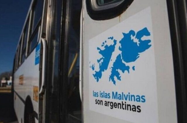 Controversia por el retiro de las insignias de Malvinas en el transporte: denuncias en la linea 60