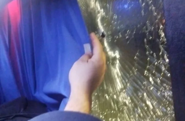 Balearon un micro con hinchas de Tigre: una persona resultó herida