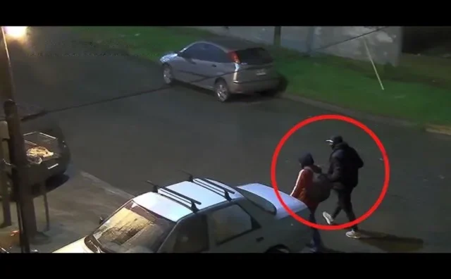 Detienen a dos delincuentes tras ser detectados en pleno hurto a un domicilio
